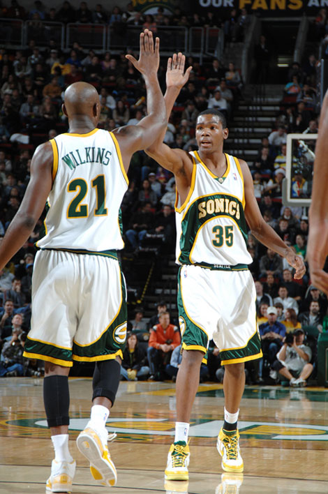 中场直塞至